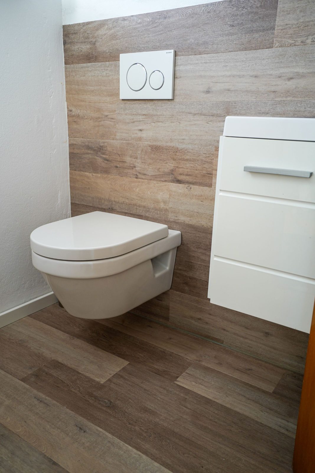 Gäste-WC mit Vinylboden und Wandverkleidung
