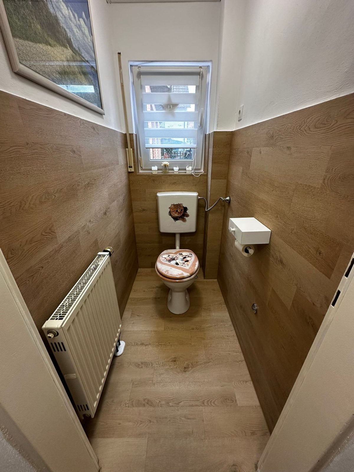 Gäste-WC mit Vinylboden und Wandverkleidung