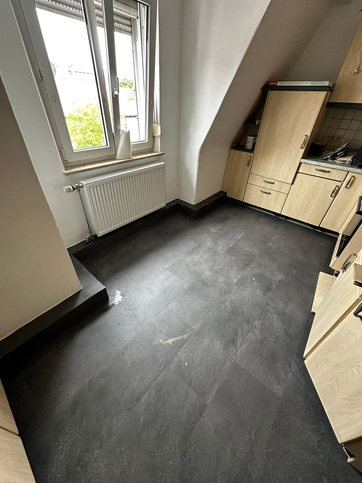 Küche mit dunklem Vinylboden in Steinoptik
