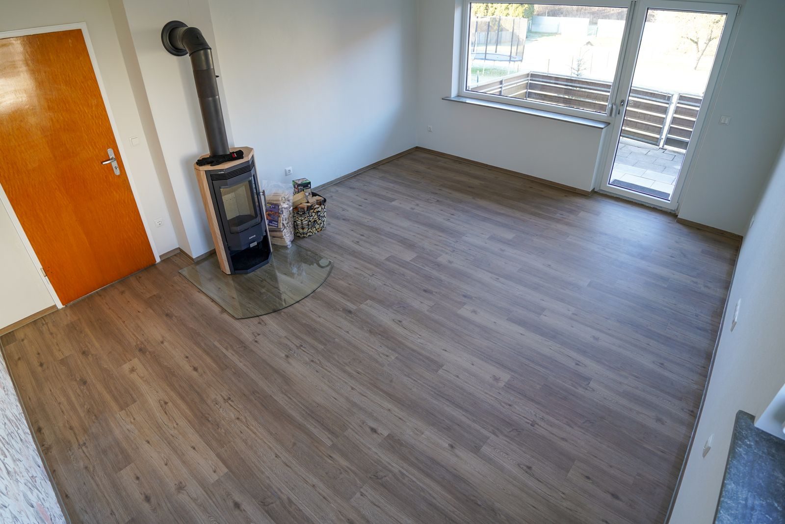 Wohnraum mit Vinylboden in Holzoptik